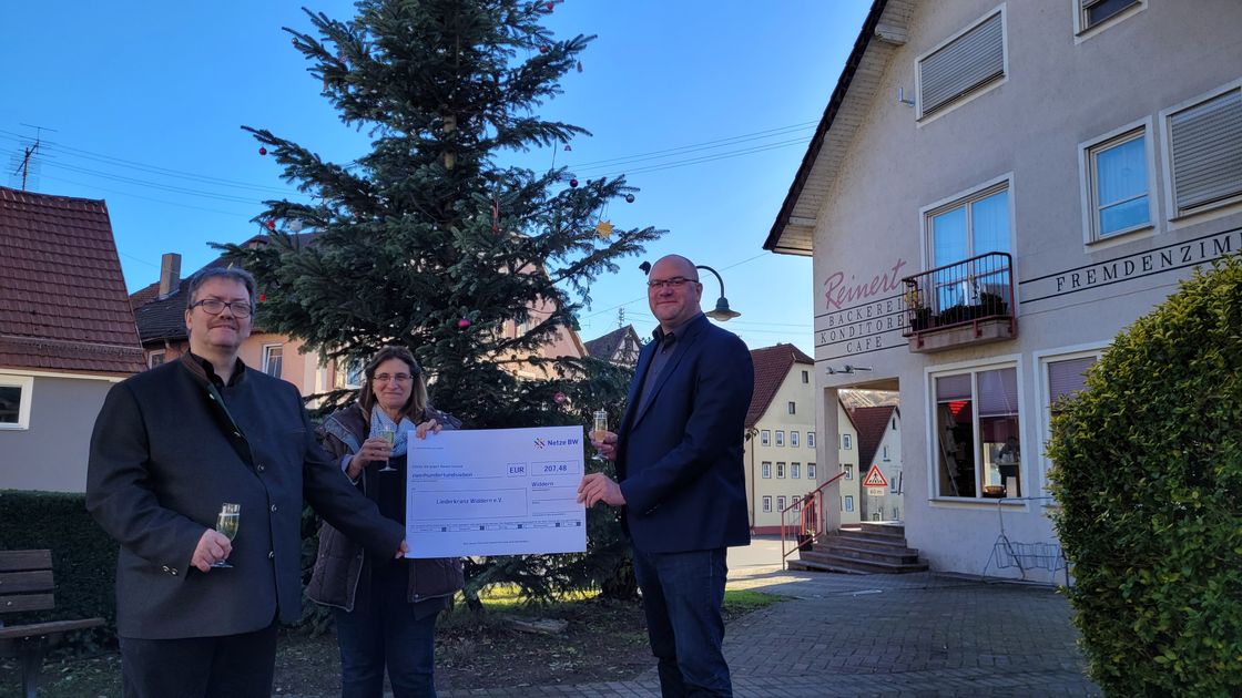 Spendenübergabe an den Liederkranz