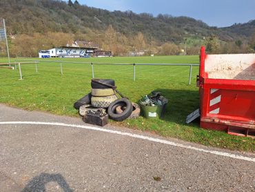 Müll neben Container