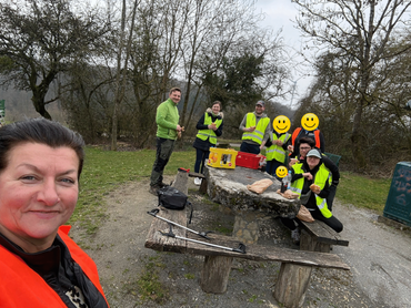 Muellsammelgemeinschaft bei der geselligen Pause