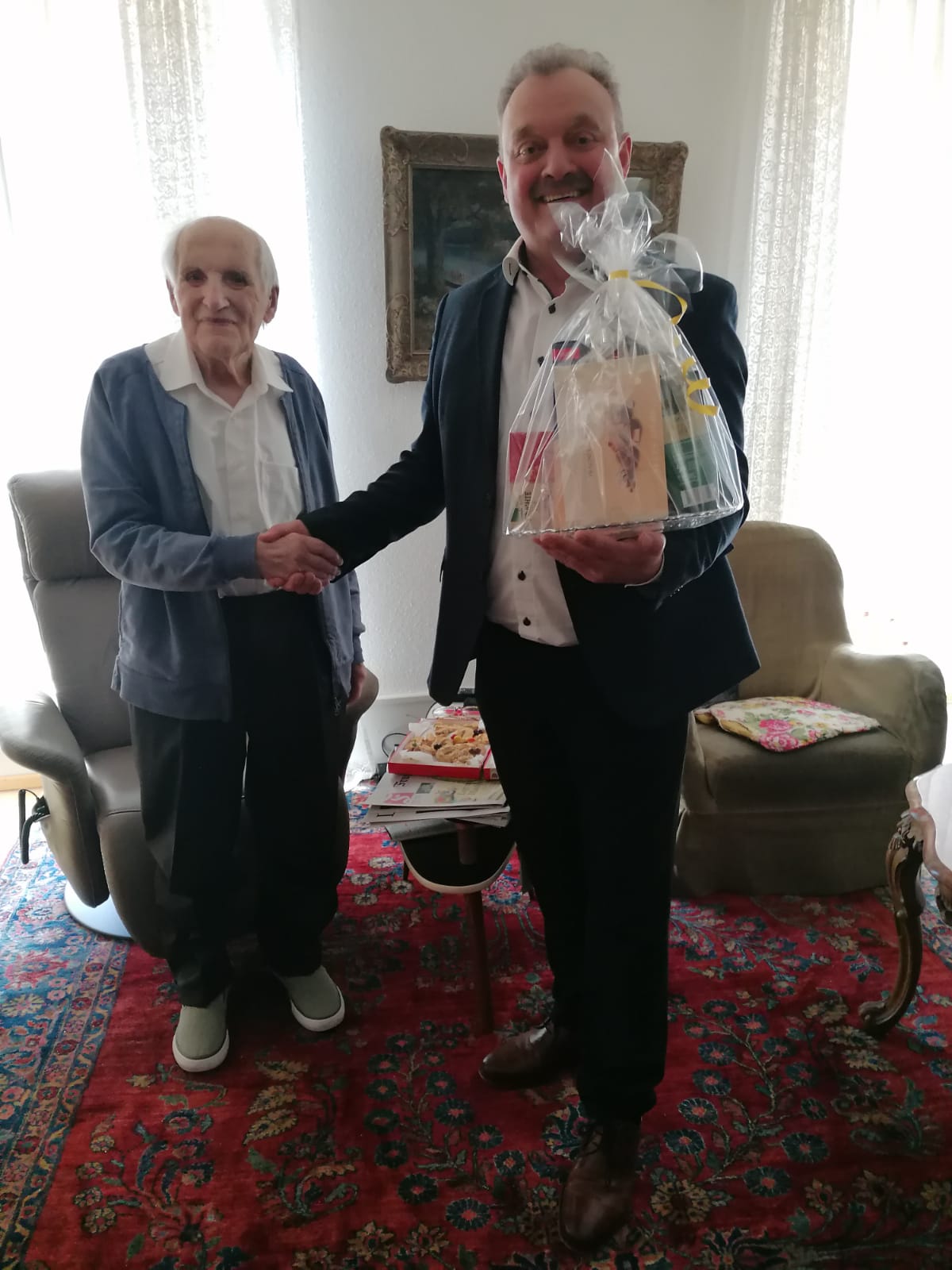 Gratulant - Stellvertr. Bürgermeister gratuliert Dr. Sting zum 100 Geburtstag